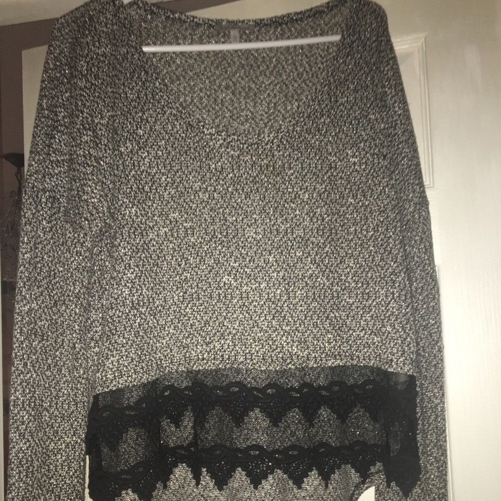 Black and gray lace long-sleeved top!